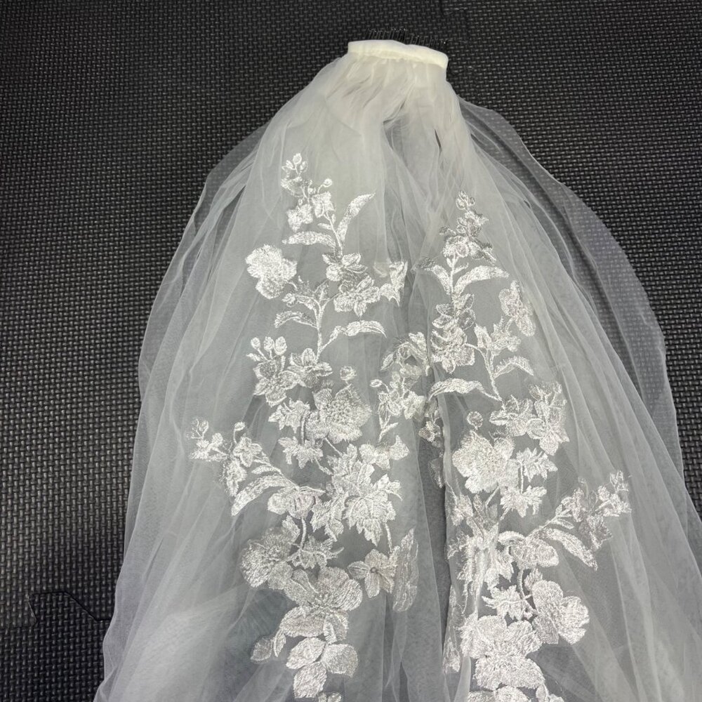 Floral Ivory Lace Embroidered Cathedral Bridal Veil Sheer & Romantic 35 Inches L - Picture 3 of 5